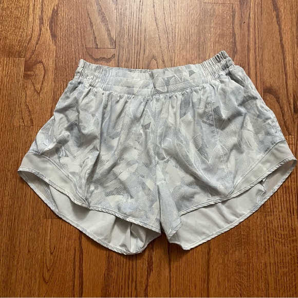 Lululemon Hotty Hot Short II *2.5" in Jasmine White Multi / White shorts size 8 - Picture 4 of 14